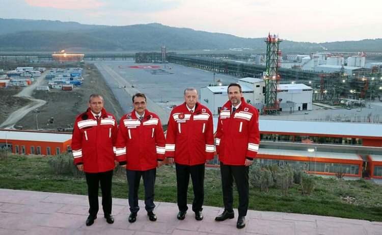 <p><strong>"TARİHİ BİR DÖNÜM NOKTASI"</strong></p>
<p>Huffingtonpost Greece ise haberinde, Başkan Erdoğan'ın "Bu, Türkiye'nin enerji bağımsızlığı yolunda tarihi bir dönüm noktasıdır" ifadelerini kullandı. Bu büyük projenin Türk haneleri için önemine de dikkat çeken gazete, Türkiye'nin enerji bağımsızlığının altını çizdi. Gazete, Türk tüketicilerin bir ay boyunca doğalgaza ücret ödemeyeceğini belirtti.</p>