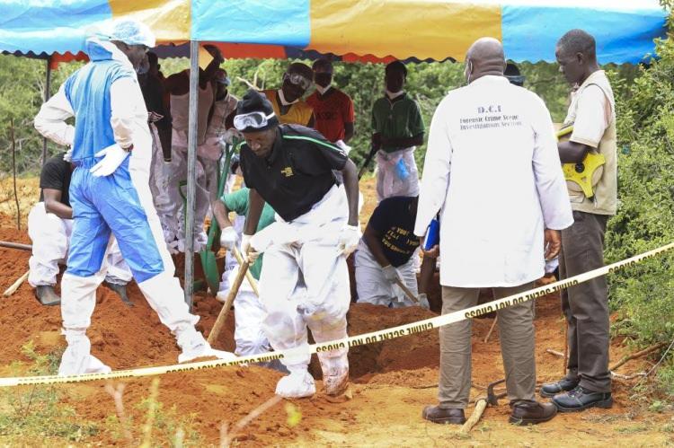 <p>Kenya basınında <strong>"tarikat lideri"</strong> olarak nitelendirilen ve gözaltına alınan vaiz Paul Mackenzie Nthenge'nin ise gözaltındayken yemek yemeyi veya içmeyi reddettiğini belirtildi.</p>