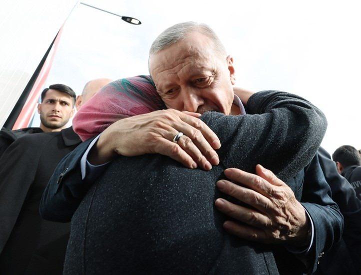 <p><em><strong>Cumhurbaşkanı Erdoğan'ın bayramın ilk günü İstanbul'da olması öngörülüyor.</strong></em></p>

<p>Bayramın ikinci gününde Kahramanmaraş merkezli depremlerden etkilenen Gaziantep'in Nurdağı ilçesine gidecek Erdoğan'ın, Nurdağı ilçesinde depremzedeler için yapılan ilk köy evlerinin teslim törenine katılımı planlanıyor.</p>
