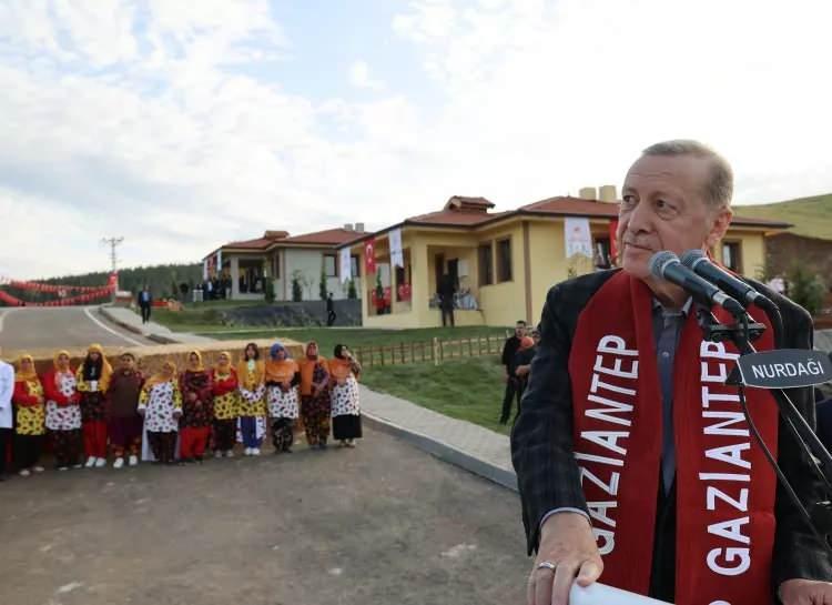 <p>Proje kapsamında 14 köy evi, cami, köy konağı, ahırlar, kompost alanı ve çevre düzenlemesi yapıldı.</p>