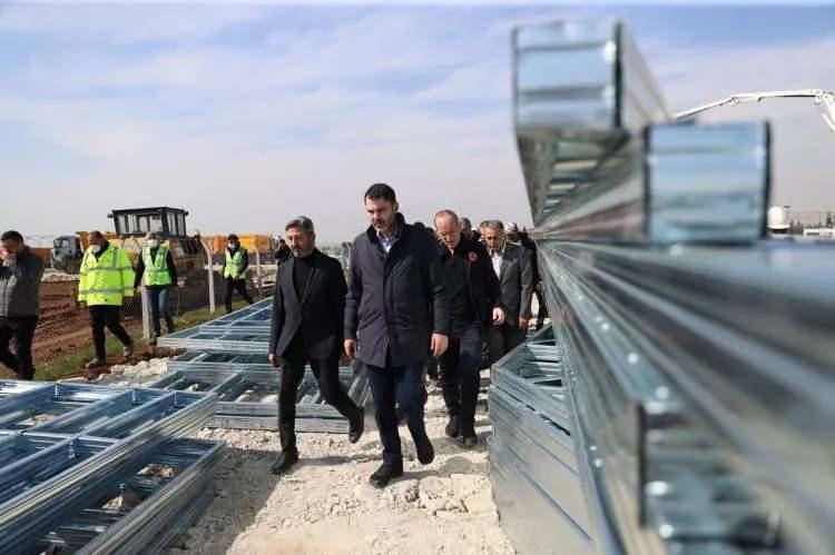 <p> Köy tipi kalıcı afet konutları, TOKİ standartlarında zemin etütleri yapılarak kaya zemin üzerine, radye temel, betonarme olarak 44 günde tamamlandı.</p>