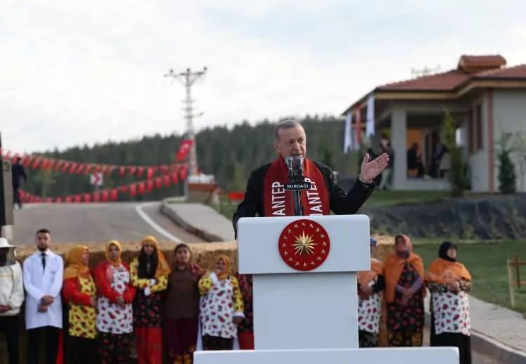 <p>Anşa Çetinkaya ise evin çok güzel olduğunu ifade ederek, "Allah devletimizden, milletimizden razı olsun. Bizi evsiz bırakmadılar. Cumhurbaşkanımıza çok teşekkür ediyoruz." dedi.</p>