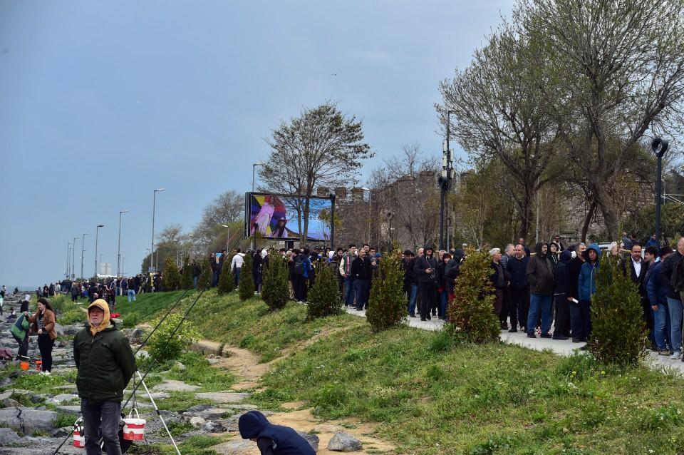 <div><strong>“Ankara’dan geldim. Bu bizim milli gururumuz”</strong><br />
 </div>

<div>TCG Anadolu’yu görmek için Ankara’dan İstanbul’a geldiğini söyleyen Asuman Türker ise, “Ankara’dan geldim. Bu bizim milli gururumuz. Gururumuza, devletçe, milletçe sahip çıkacağız. Çok gururlanıyorum. Uzaktan gördüm, o kadar hoşuma gitti ki. Bizden sonraki nesiller görsünler, onlar da gururlansın, onlar da yapsınlar” diye konuştu.</div>
