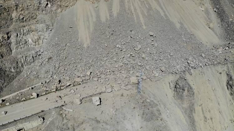 <p>Yamaçtan kopan toprak ve kaya parçaları karayolunu araç trafiğine kapattı. Yolda uzun araç kuyrukları oluşurken, karayolları ekipleri bölgeye sevk edildi.<br />
 </p>
