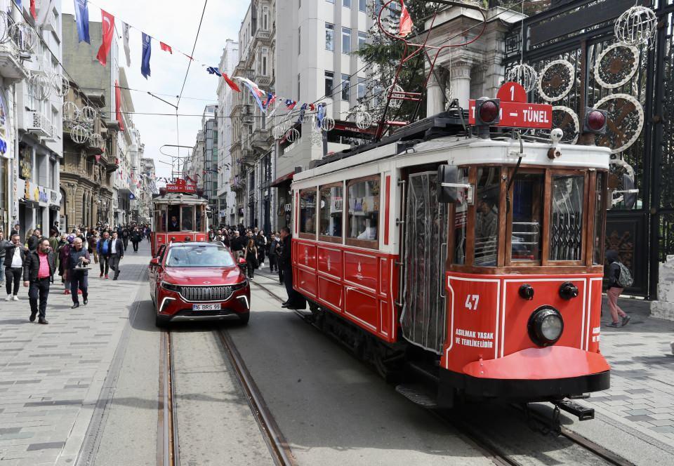 <p>Yıldız, Beyoğlu Belediyesi olarak Türkiye Cumhuriyeti'nin 100. yılına yakışır bir Beyoğlu inşa etmenin gayreti içerisinde olduklarını kaydederek, "Burası Türkiye'nin ilk uyku kuluçka merkezi. Burada gençler inovasyonu, girişimciliği, teknolojinin geldiği son noktayı konuşacaklar. Bundan sonra söz gençlerin ve girişimcilerin olacak. 7/24 İstanbul'un merkezinde, Beyoğlu İstiklal Caddesi'nde girişimcilik ve teknoloji konuşulacak." diye konuştu.</p>
<p> </p>