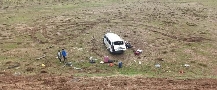 <p> Sürücüsünün ismi öğrenilemeyen ve Bulanık’tan Diyarbakır istikametine gitmekte olan sağlık personelini taşıyan 06 BOL 378 plakalı minibüs, direksiyon hakimiyetinin kaybedilmesi sonucu şarampole yuvarlandı.</p>
