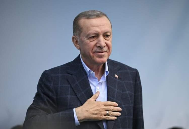 <p>Başkan Recep Tayyip Erdoğan hem arife hem de bayramın ilk günü müjdeler açıklayacağını duyurdu.</p>

<p>Ramazan Bayramı beraberinde müjdelerle geliyor. Başkan Erdoğan'ın kentsel dönüşümle ilgili önemli açıklamalar yapması bekleniyor.</p>
