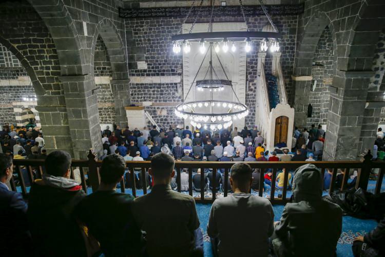 <p><strong>DİYARBAKIR</strong></p>
<p>Diyarbakır'da vatandaşlar ramazanın son teravih namazını kılmak için camileri doldurdu. </p>