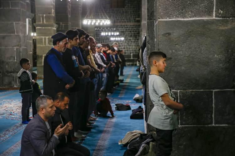 <p>Merkez Sur ilçesindeki İslam'ın 5. Harem-i Şerifi olarak kabul edilen tarihi Ulu Cami'ye gelen vatandaşlar ramazanın son teravih namazında saf tuttu.</p>