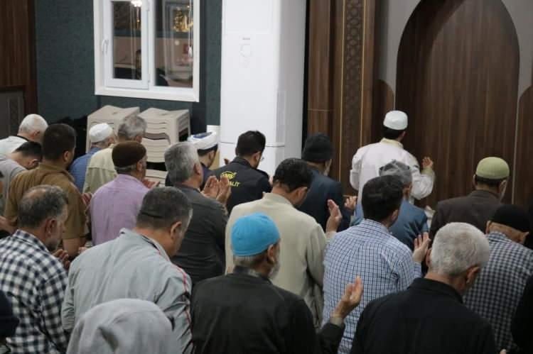 <p><strong>KAHRAMANMARAŞ</strong></p>
<p>Kahramanmaraş’ta meydana gelen depremlerin ardından kurulan konteyner kentte Ramazan ayının son teravih namazı kılındı.</p>