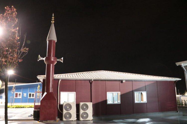 <p>Dulkadiroğlu ilçesi Karacasu Konteyner Kentte depremzedeler teravih namazlarını önce çadırlarda, sona da oluşturulan prefabrik camide dualarla idrak edildi.</p>