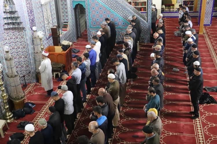 <p><strong>SİİRT</strong></p>
<p>Siirt'te ramazan ayının son teravih namazı kılındı. Vatandaşlar, teravih kılmak için Abdülhakim Sancak Çarşı Camisi ile kentteki camileri doldurdu.</p>
<p> </p>