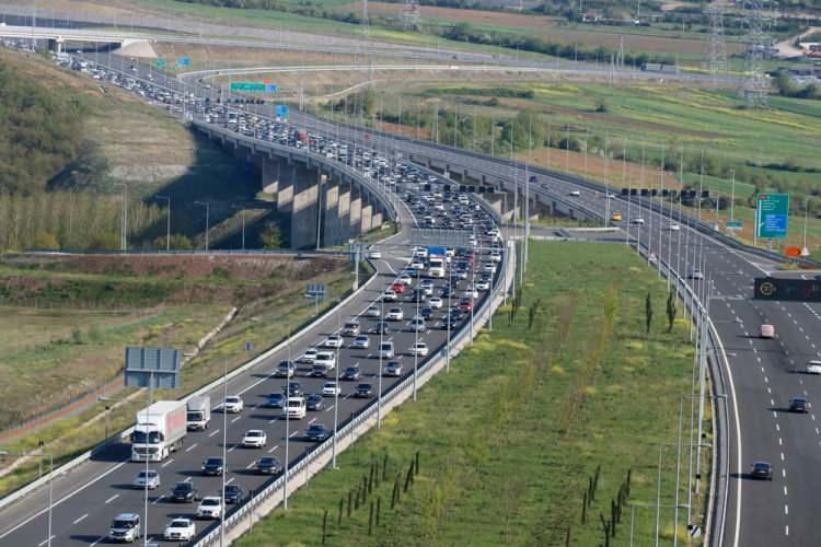 <p>Ramazan bayramı tatili sonrası vatandaşlar akın akın İstanbul'a dönmeye başladı. TEM Otoyolu Düzce geçişi ve Trakya'dan İstanbul'a dönüş yolculuğunda trafik durma noktasına geldi. Trafikte havadan denetleme de yapılıyor.</p>
<p> </p>