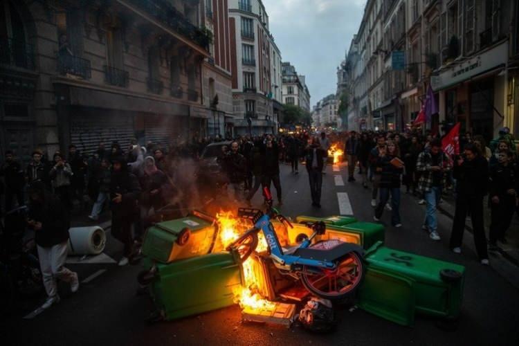 <p>Fiyatların arttığını ve gelirlerinin birçok Fransız'a iyi yaşama olanağı sağlamadığını ifade eden Macron, konuşmasının, ülkenin protesto ve grevler döneminden uzaklaşmasına yardımcı olacağını umduğunu kaydetti.</p>
