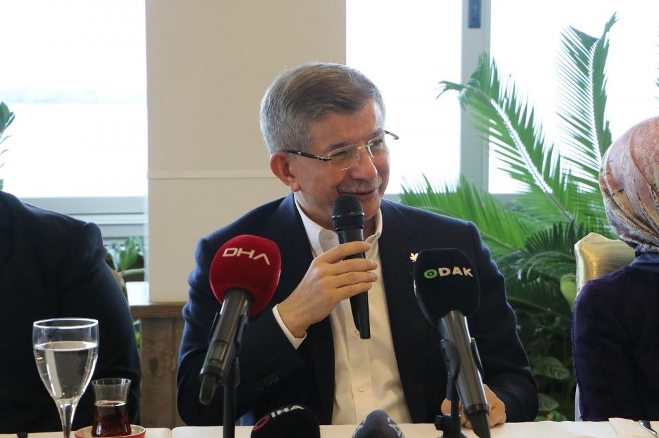 <p>Gelecek Partisi Genel Başkanı Ahmet Davutoğlu, bayramın ilk günü Gaziantep'in Nurdağı ilçesinde depremzede vatandaşlarla buluşacak. Davutoğlu, bayramın üçüncü günü ise İstanbul'da teşkilatla bayramlaşacak.</p>

<p> </p>
