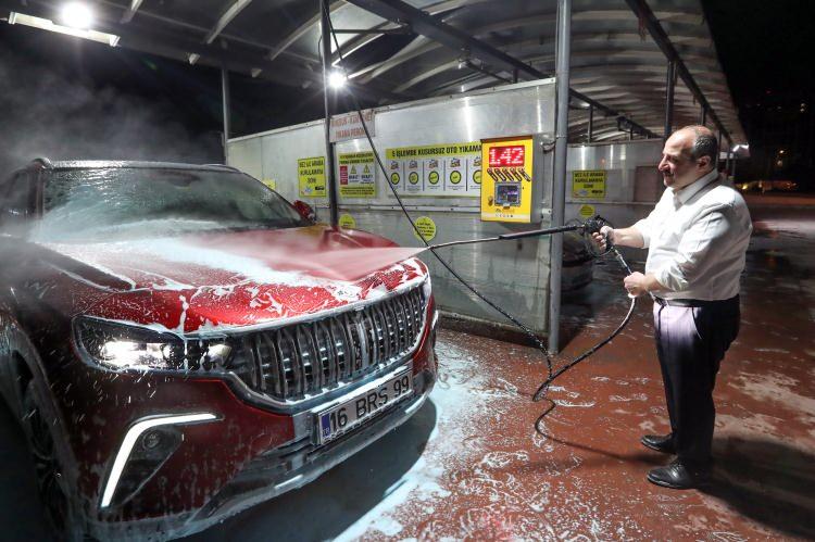 <p>Araca önce köpük püskürten Varank, daha sonra süngerle sildi. Bakan Varank, Togg'u tazyikli suyla yıkadıktan sonra oto yıkamacıdan ayrıldı.</p>
<p> </p>