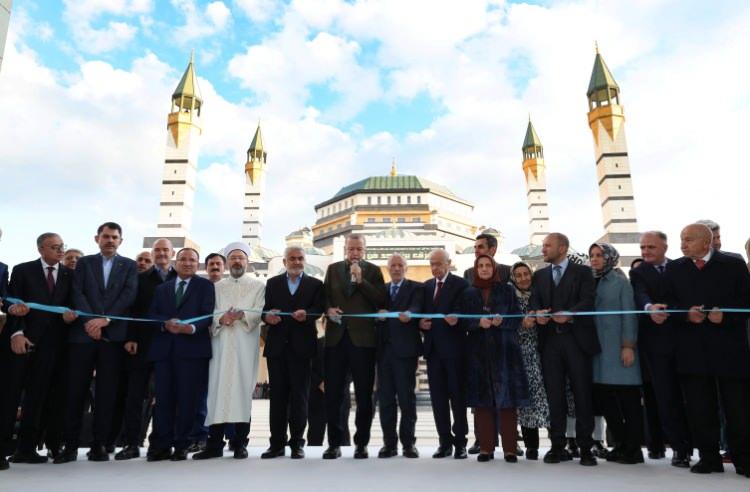 <p>İçerisinde gençlik merkezi ve kütüphane de barındıran Selahaddin Eyyubi Camii ve Külliyesinin açılışı</p>
