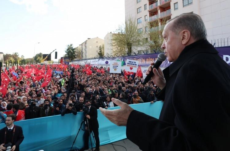 <p>Diyarbakır’da 2 bin 720 konutun temeli, tamamlanan 1.432 konutun teslimi</p>
