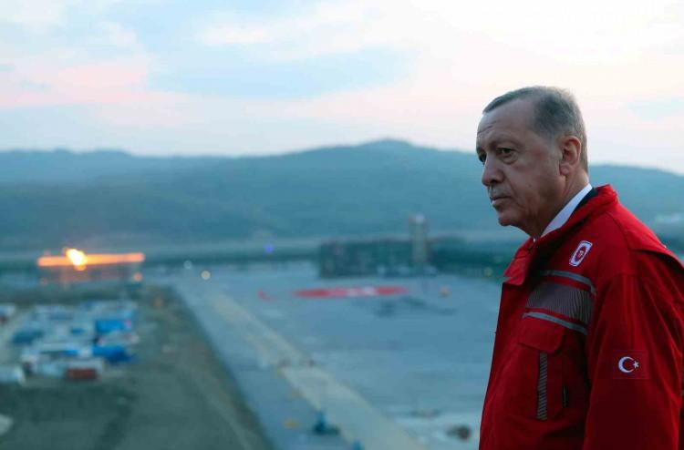<p><strong>BAŞKAN ERDOĞAN PROJELERLE YÜKSELDİ </strong></p>
<p>Ferhat Murat, bu nedenle Başkan Erdoğan'ın 28-31 Mart ile 15-20 Nisan arası yapılan anketlerde 50,6 olan oyu 51,4'e yükseldi. </p>