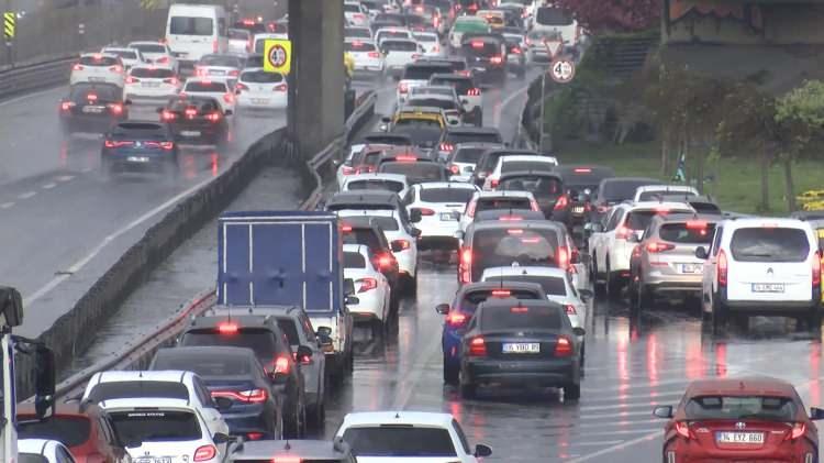 <p>Maltepe D-100 Karayolu'nda trafik durma noktasına geldi. Saat 17.40 sıralarnıda İstanbul Büyükşehir Belediyesi Trafik Yoğunluk Haritası verilerine göre, trafik yoğunluğu yüzde 80'e ulaştı. </p>
