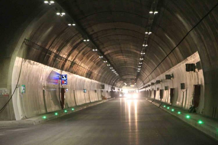 <p><strong>"DÜNYANIN YENİ İPEK YOLU'NU İNŞA EDİYORUZ"</strong></p>

<p>Karaismailoğlu, uluslararası koridorun başlangıcında Trabzon'un olacağını belirterek, <strong>"Bütün altyapı oluşturulmuştur. Trabzon-Habur Otoyolu ve Basra Körfezi'ne uzanan hattın önemli bir parçası. Bunlar puzzle'ın birer parçası, yerine koyuyoruz. Bittiğinde dünyanın yeni İpek Yolu'nu inşa ediyoruz. Merkezinde, başlangıcında ve bitişinde Trabzon var. Bu kalkınma yolu dediğimiz yolla birlikte Türkiye, Avrupa'ya, Akdeniz, Kafkaslara ve Karadeniz'e Trabzon'dan açılacak."</strong> şeklinde konuştu.</p>
