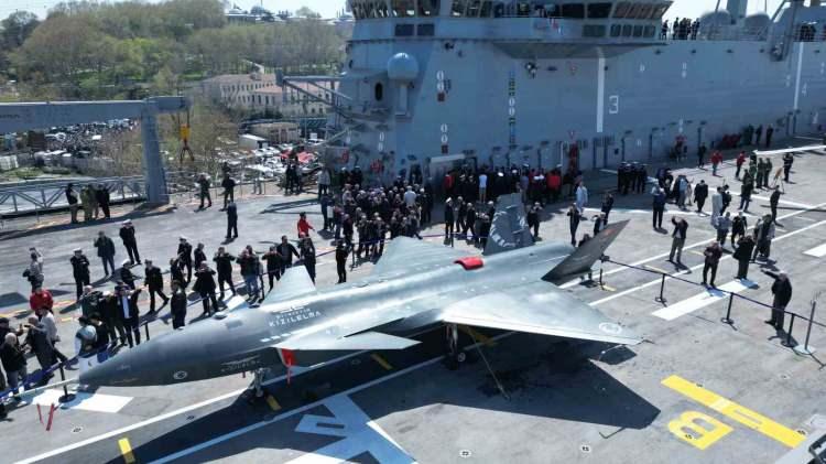 <p><strong>BAYRAKTAR KIZILELMA</strong></p>
<p>Türk mühendisleri tarafından geliştirilen insansız hava aracı Bayraktar Kızılelma, Türkiye’nin ilk insansız savaş uçağı unvanını taşıyor.</p>