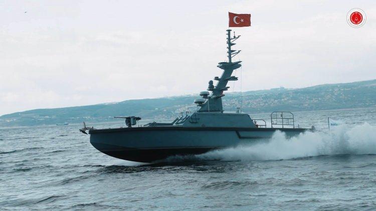 <p>MİR, Sancar, Marlin, Ulaq gibi insansız deniz araçlarının TCG Anadolu'ya konuşlandırılması bekleniyor.</p>
<p>TCG Anadolu'nun ıslak bölümlerinde konuşlandırılması beklenen İDA/SİDA'lar ile gemi dünyada bir başka ilke imza atmış olacak.</p>