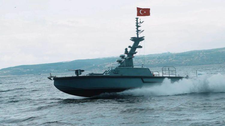 <p><strong>MARLİN'İN ÖZELLİKLERİ</strong></p>
<p>• Elektronik taarruz ve destek yeteneği sayesinde dünyada bir ilk</p>
<p>• 12.7 mm top, hafif torpido, güdümlü füze</p>
<p>• Kırlangıç ve Martı gibi elektro-optik keşif gözetleme sistemleri</p>
<p>• Yaklaşık 36 knot hız</p>