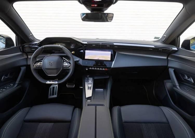 <p><strong>PEUGEOT 408</strong></p>
