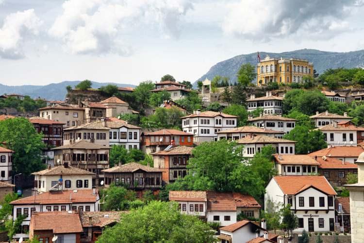 <p><span style="color:#B22222"><strong>KARABÜK</strong></span></p>

<p><span style="color:#B22222"><strong>Erkek: 75.5 Kadın: 81.7</strong></span></p>

<p><span style="color:#B22222"><strong>Genel Ortalama: 78.5</strong></span></p>
