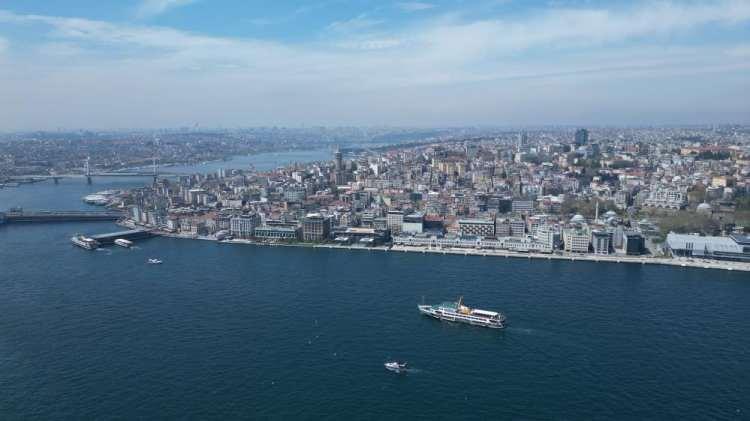 <p>Türkiye'nin en büyük askeri gemisi TCG Anadolu’ya vatandaşlar yoğun ilgi gösterdi. Vatandaşlar TCG Anadolu'nun güverte kısmında bulunan helikopterler, Kızılelma ve Bayraktar TB3 yanında fotoğraf çektirdiler.</p>
