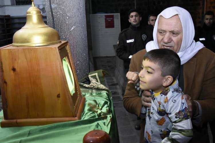 <p>Sakal-ı Şerifi görmek isteyen vatandaşlar cami avlusunda ve dışında uzun kuyruklar oluşturdu. </p>
