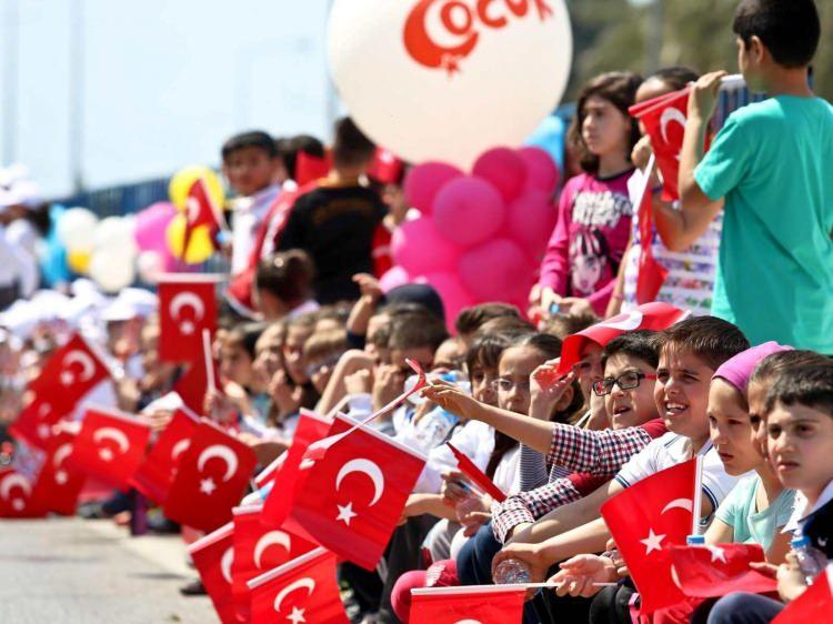 <p><strong>23 Nisan Ulusal Egemenlik ve Çocuk Bayramı'nın 103’üncü yılı birçok ünlü isim tarafından sosyal medya hesaplarından kutlandı. İşte Mustafa Kemal Atatürk tarafından çocuklara armağan edilen 23 Nisan Ulusal Egemenlik ve Çocuk Bayramı'nı kutlayan ünlü isimler...</strong></p>
