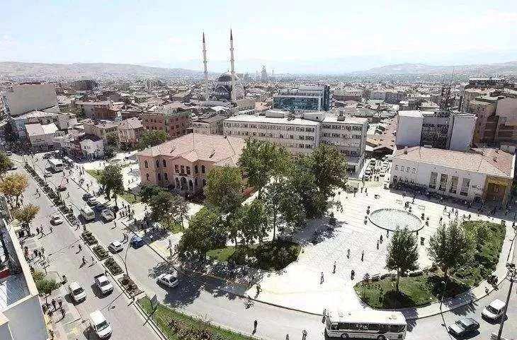 <p><strong>ELAZIĞ</strong></p>

<p>Erkek: 76</p>

<p>Kadın: 80.9</p>

<p>Genel Ortalama: 78.5</p>
