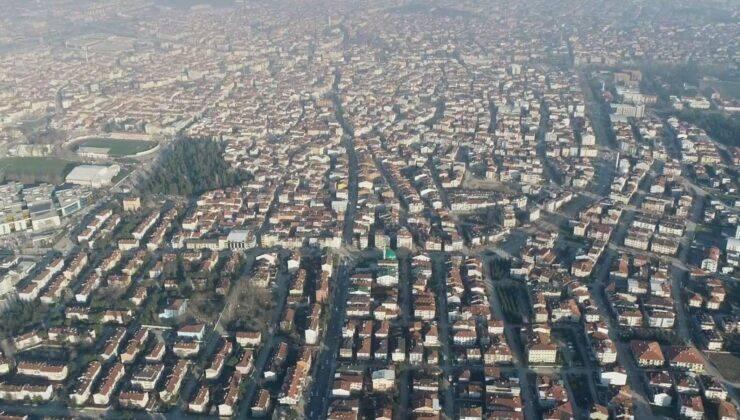 <p><strong>BURSA FAZI</strong></p>
<p>Çekirge Burnu (Bursa) ile İnegöl Havzası arasında yaklaşık 40 kilometre boyunca uzanıyor. Uludağ ile Bursa Ovasını sınırlayan fay kavisli bir şekilde Uludağ’ın kuzey kenarını kontrol ediyor. Bursa fayının düşük açılı, kuzeye eğimli, normal bir fay olduğu belirtiliyor.</p>