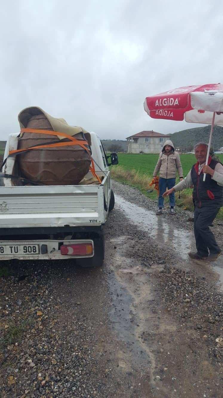 <p><strong>Küp bir kamyonetin arkasına güvenli bir şekilde yerleştirilerek olay yerinden götürüldü.</strong></p>