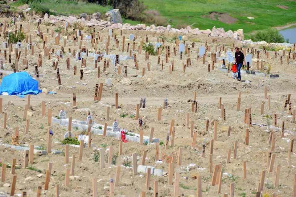 <p>Öte yandan, mezar taşlarında ve numara tahtalarında, depremde hayatını kaybedenlere ait özel eşyalar dikkat çekti.</p>
<p> </p>