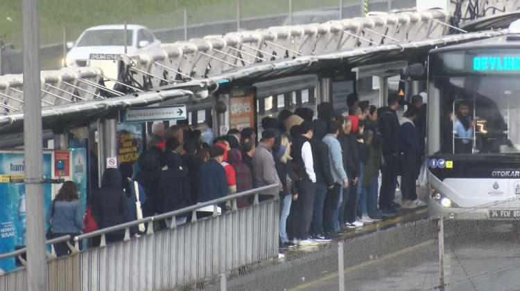 <p>Anadolu yakasında da trafik yoğunluğu yaşanıyor. </p>
