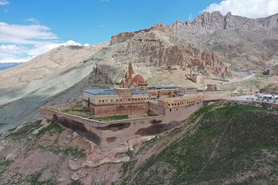 <p>UNESCO Dünya Miras Geçici Listesi'nde yer alan tarihi yapının yerleşkesinde cami, odalar, surlar, türbe, iç ve dış avlular, divan ile harem salonları yer alıyor.</p>

<p> </p>
