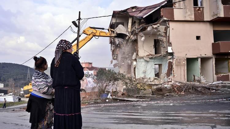<p><strong>2/3 çoğunluk kararına katılmayan vatandaşların hisseleri ne olur?</strong></p>
<p> </p>
<p>Hisseleri oranında paydaşların en az üçte iki çoğunluğu ile alınan karara katılmayan maliklerin arsa payları; arsa payı değeri üzerinden anlaşma sağlayan diğer paydaşlara açık artırma usulü ile satılır.</p>