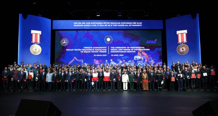 <p>Cumhurbaşkanı Recep Tayyip Erdoğan, Beştepe Millet Kongre ve Kültür Merkezi'nde Devlet Üstün Fedakarlık Madalyası Tevcih Töreni'ne katıldı. </p>
