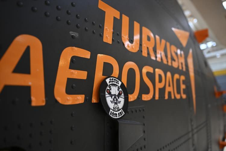 <p>TUSAŞ'ın son dönemde helikopter, uçak, insansız hava araçlarında gurur verici işlere imza attığını vurgulayan Ateş, şunları kaydetti:</p>
<p>"Bu tarz ilkler, dünyada diğer şirketler, on yıllarda bir görülebilecek ilklerdir. İnanılmaz şanslıyız. Şirketimize minnettarız, milletimize, ülkemize minnettarız. Biz çalışmaya devam edeceğiz. Silahlı Kuvvetlerimizin ihtiyacı olan ürünleri üretmeye devam edeceğiz. Önemli olan kendi ürünlerimize sahip çıkmak. </p>