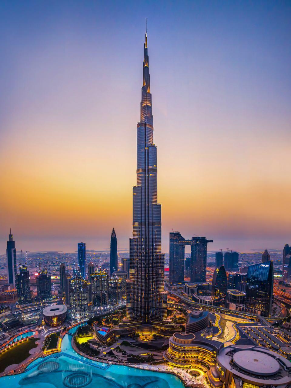 <p><strong>1- Burj Khalifa </strong></p>

<p>Birleşik Arap Emirlikleri - Dubai (2010)</p>

<p>828 metre yüksekliğinde ve 163 kat bulunuyor</p>
