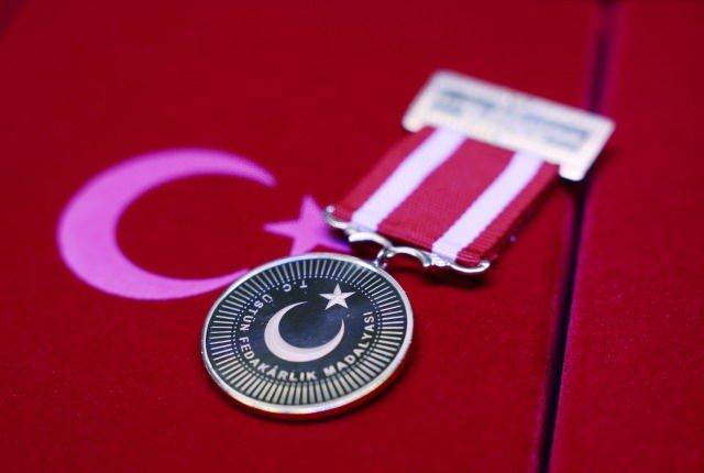 <p>Erdoğan, "Yerli yabancı toplam 55 bin kişiye madalya ve nişanları takdim edeceğiz. Bugün takdim ettiğimiz madalya ve nişanlar manevi birer hatıradır. Ülkemiz ve milletimiz adına edilmiş samimi bir teşekkürün ifadesidir." dedi. Madalyaların üzerinde Maide Suresi'nin 32. ayetinin yer alması dikkat çekti.</p>