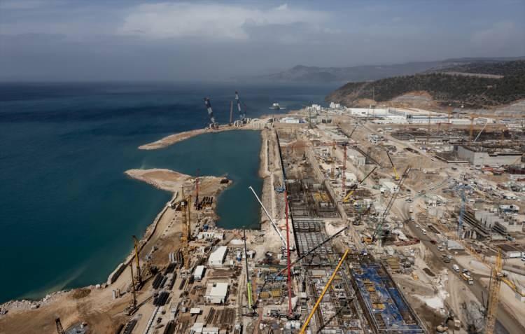 <p>Türkiye'nin en büyük yatırımları arasında bulunan ilk nükleer güç santrali Akkuyu NGS sahasında ilk taze nükleer yakıtın teslimi kapsamında düzenlenecek tören öncesinde çalışmalar son sürat devam ediyor. Türkiye'nin enerji bağımsızlığına büyük katkı sağlayacak projedeki son aşamayı Anadolu Ajansı görüntüledi.</p>

<p> </p>
