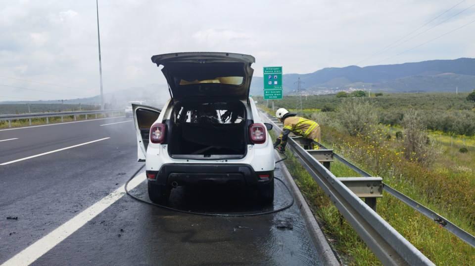 <p>Araç bir anda alev topuna döndü<br />
Motor bölümünden yanmaya başlayan otomobil bir anda alev topuna dönerken, olay yerine itfaiye ekipleri sevk edildi. </p>
