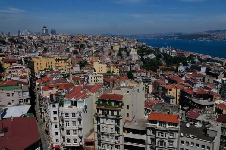 <p>1980’lerden bu yana yoğun göç alan ve Türkiye nüfusunun yaklaşık yüzde 20’sine ev sahipliği yapan İstanbul, artık göç veren il olarak konumlanıyor.</p>
