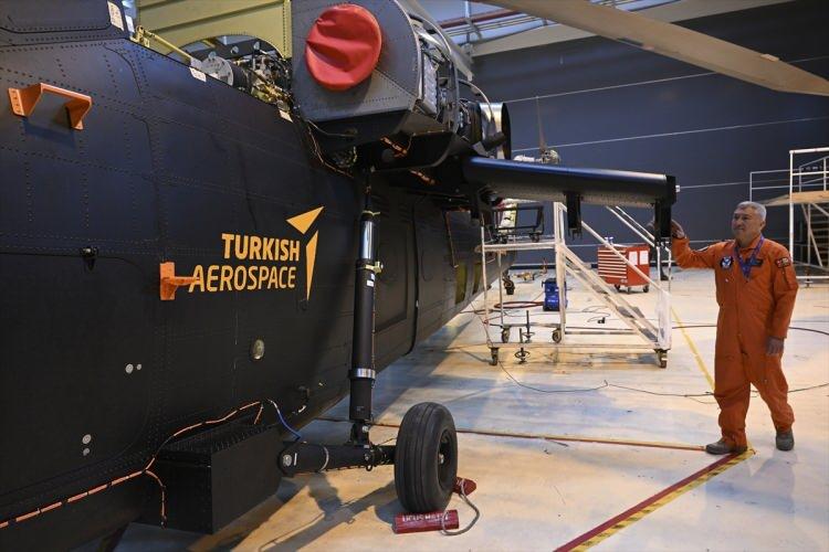 <p><strong>- "Hayatımda uçtuğum en büyük helikopter"</strong></p>

<p>Ateş, ATAK-2 helikopterini uçtuğu diğer platformlarla karşılaştırarak, şu değerlendirmelerde bulundu:</p>

<p>"Hayatımda uçtuğum en büyük helikopter. Bunun kadar büyük helikopterle uçmadım. Taarruz helikopter pilotluk geçmişim daha fazla. ATAK'ta çok uzun uçuşlarım oldu. 1500-2000 saatler civarında. Bütün testlerini yaptık. </p>
