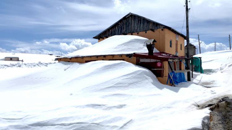 <p>Kışın yoğun kar ve fırtınanın etkisiyle tamamı karla kaplanan Ardahan'ın 2 bin 581 rakımlı Bülbülan Yaylası'ndaki ev ve iş yerleri nisan ayı sonunda hala kara gömülü.</p>

<p> </p>

