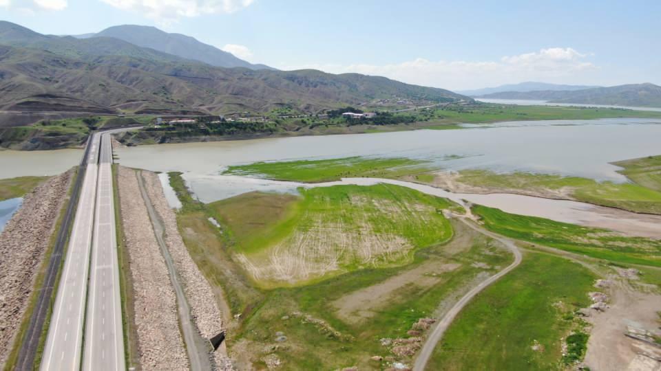 <p>Kışın kar yağışımız azdı, o yağışlara göre barajımız yine gelmeyecek korkusu içerisindeydik. Baharda ardı ardına yağmur yağışlarıyla barajımıza kavuştuk” dedi.</p>
